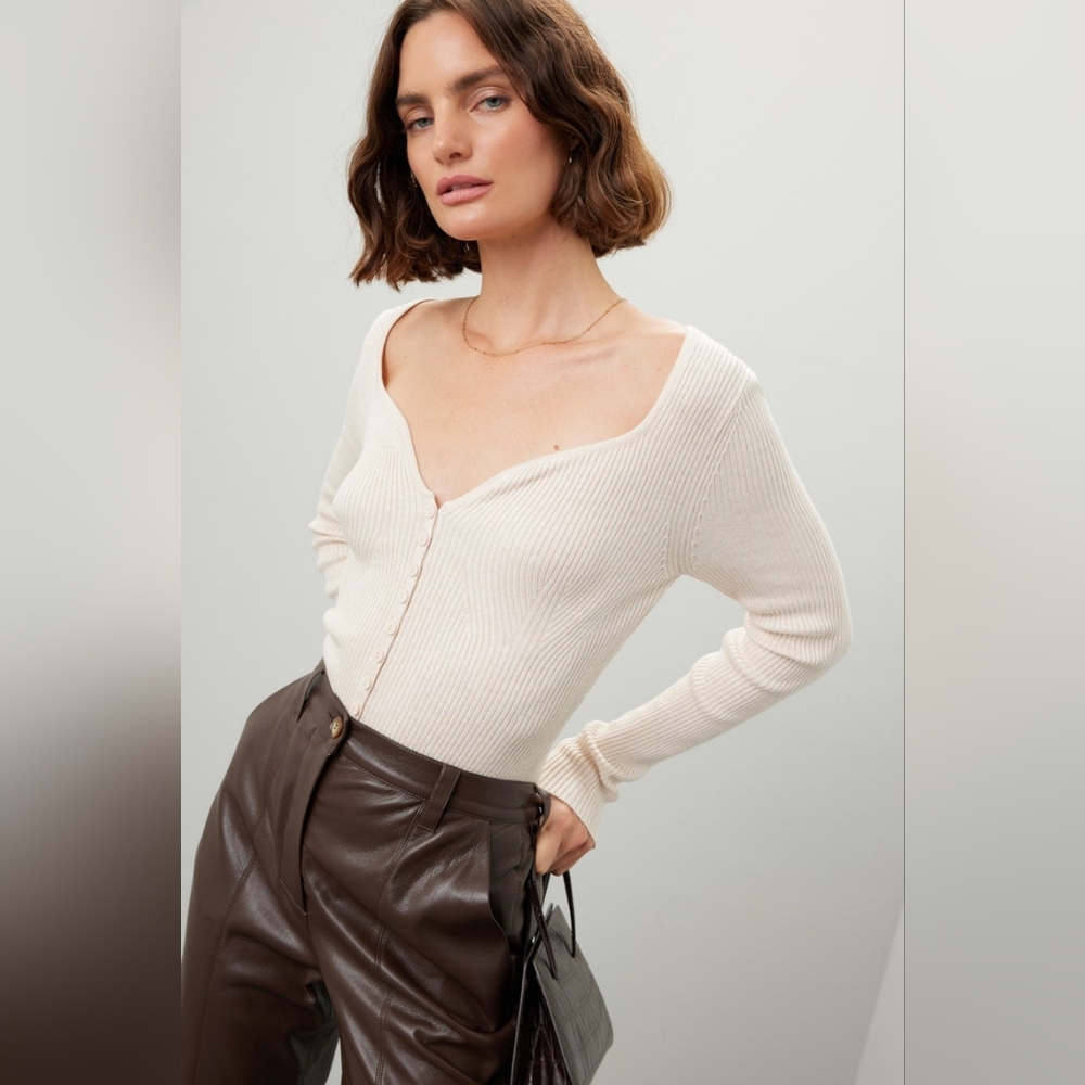 Louna V-Neck Button Top